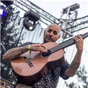 Mas de 10 años de experiencia en los escenarios, tocando, cantando y componiendo mis propias canciones.